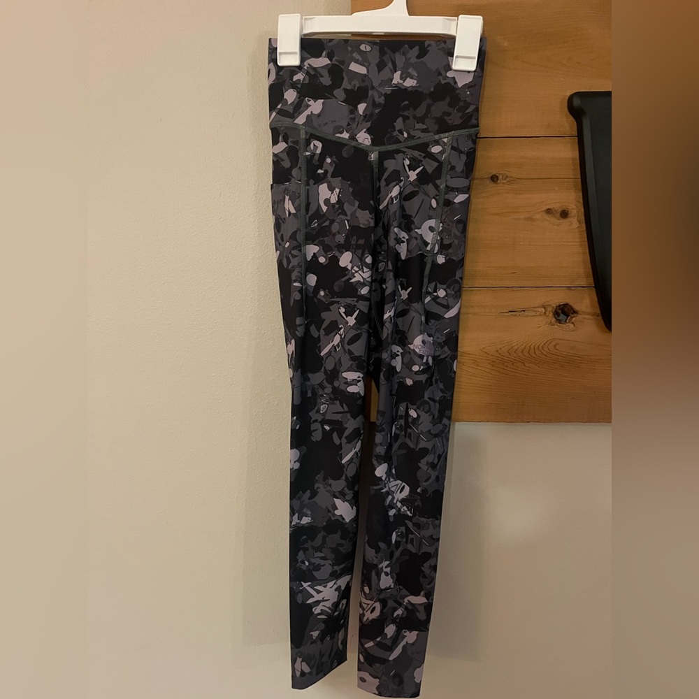 The North Face Women's Gray & Black Camouflage Leggings